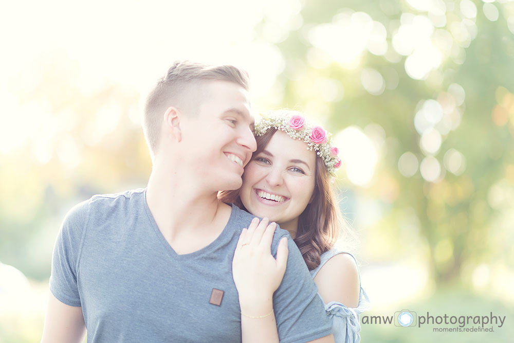 engagementbilder nidderau lachen Gegenlicht