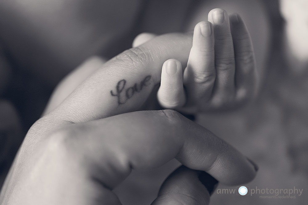 neugeborenenfotografie frankfurt baby hand halten mutter tattoo love liebe