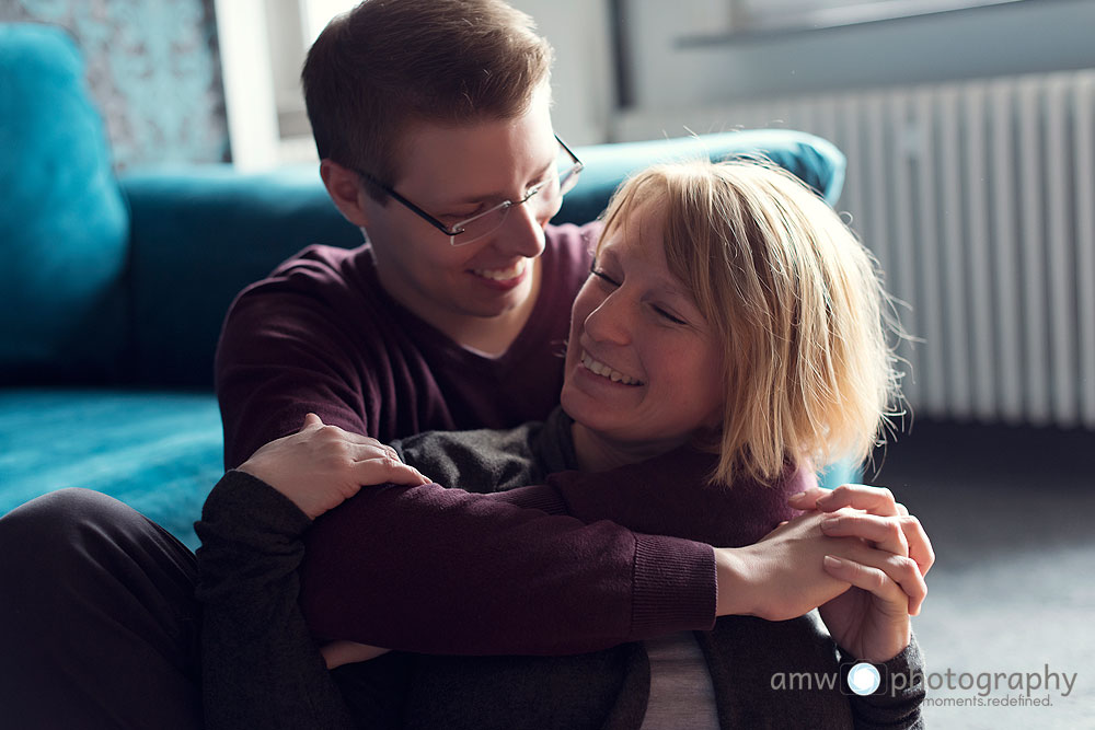 paar couch lachen engagementshooting hochzeitsfotografie frankfurt homestory Hanau