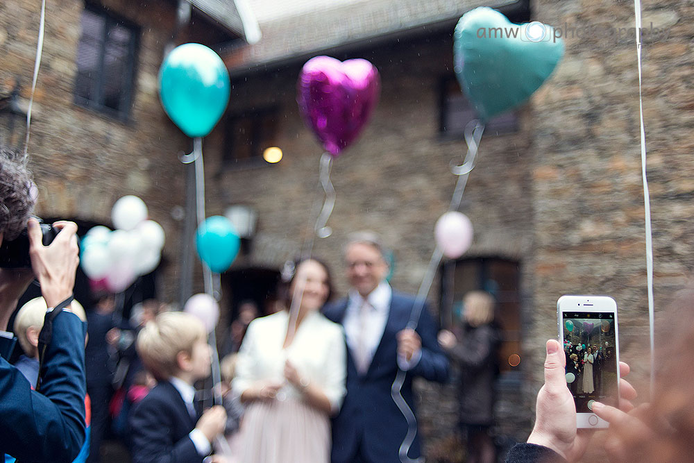 tipps für verliebte hochzeitsfotografie frankfurt nidderau Hanau Taunus Hochzeit im regen Luftballons