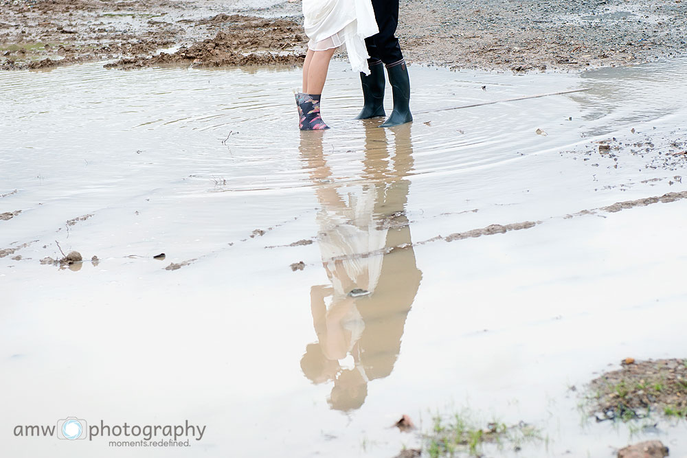 tipps für verliebte hochzeitsfotografie frankfurt nidderau Hanau Taunus Hochzeit im regen Pfütze