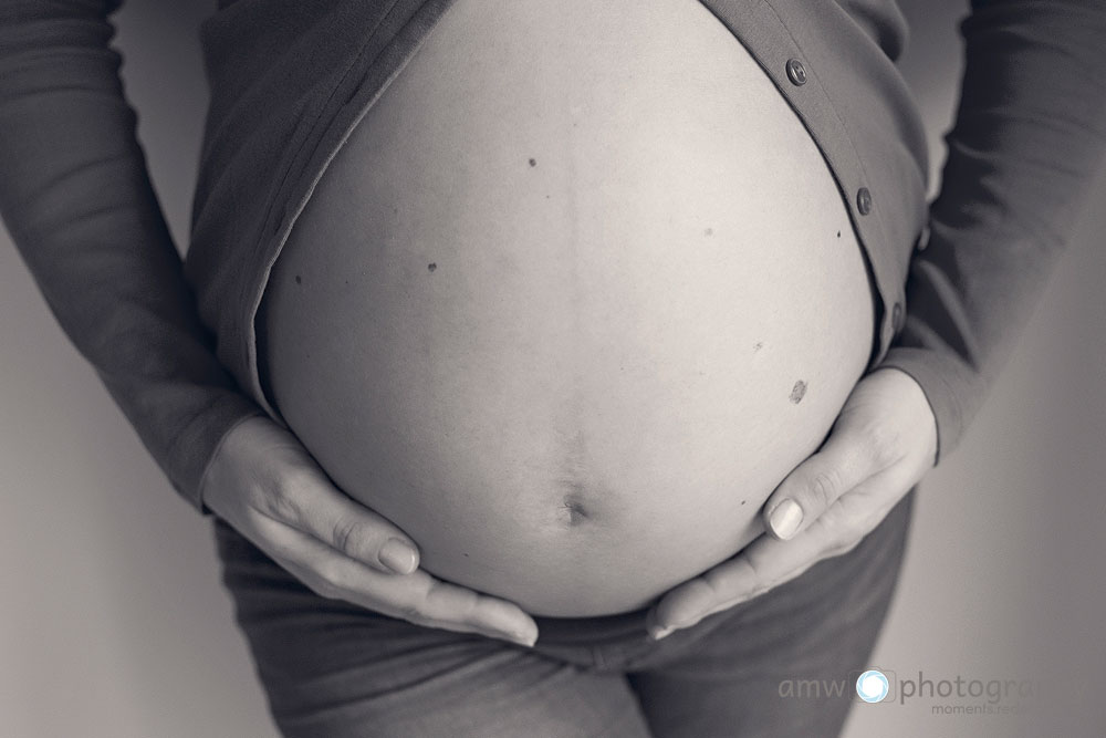 haende halten bauch bauchbilder schwangerenbilder schwangerenfotografie fotograf frankfurt nidderau hanau schwangerschaft