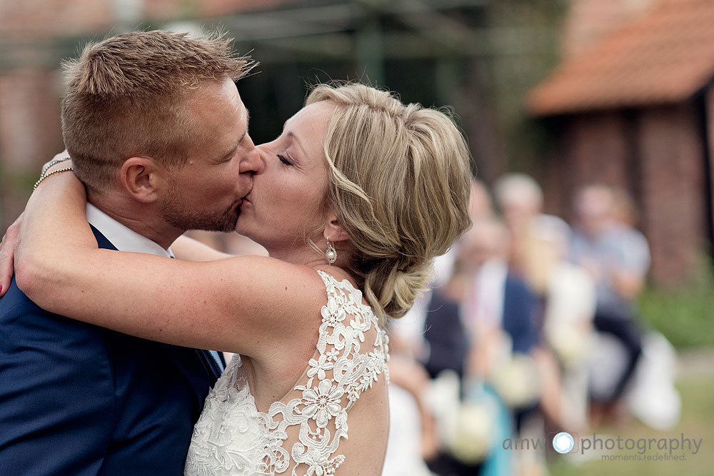 hochzeit langenselbold obermühle fotograf freie trauung katrin bausewein brautpaar kuss