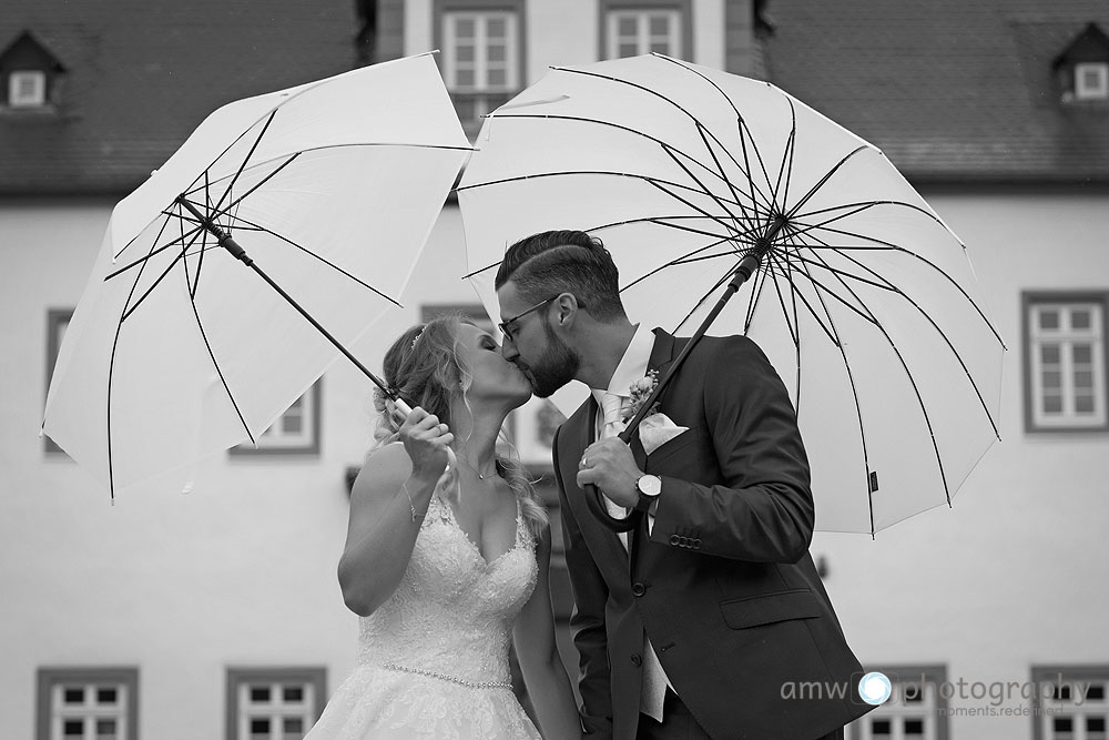 schloss heusenstamm brautpaarbilder brautpaarshooting im regen hochzeitsfotografin