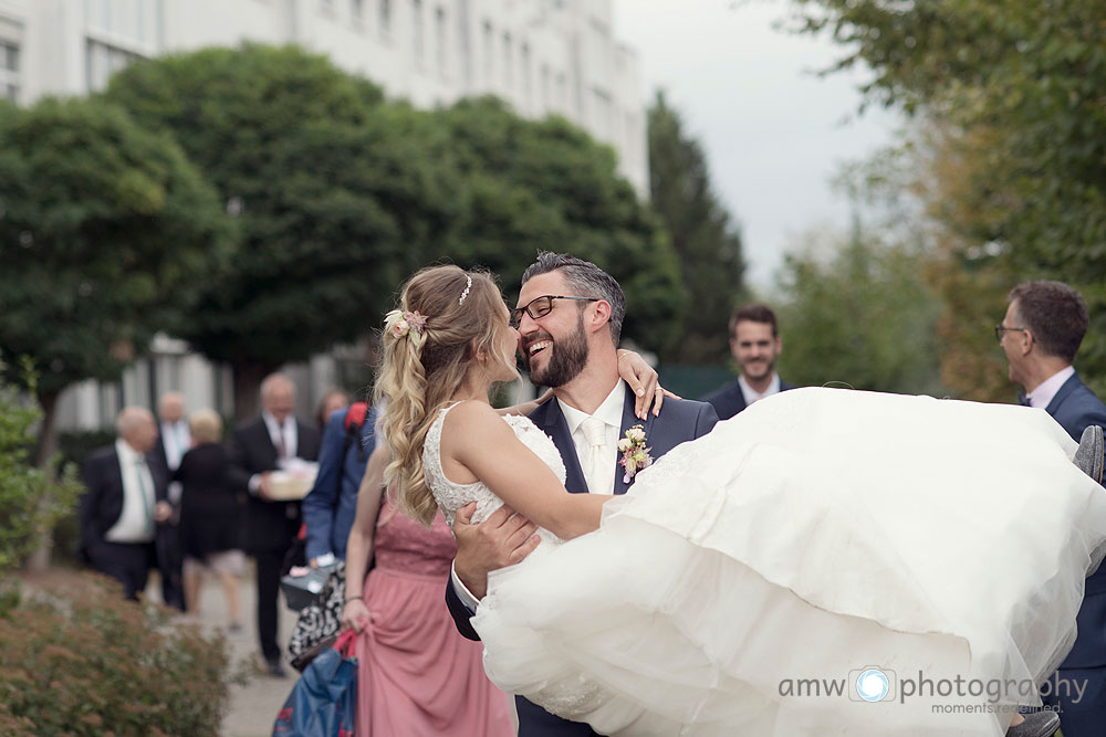 hochzeitsfotograf dietzenbach artrium am park bräutigam trägt braut