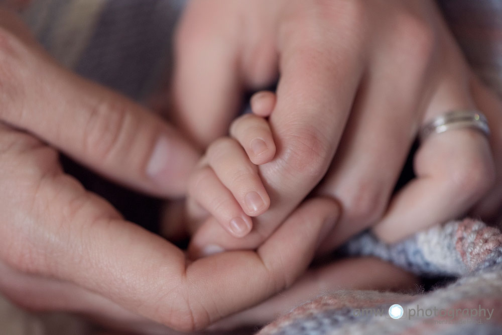 babyhand mit mama und papa neugeborenenfotografie babyfotograf kinderfotografin frankfurt hanau nidderau bad vilbel taunus