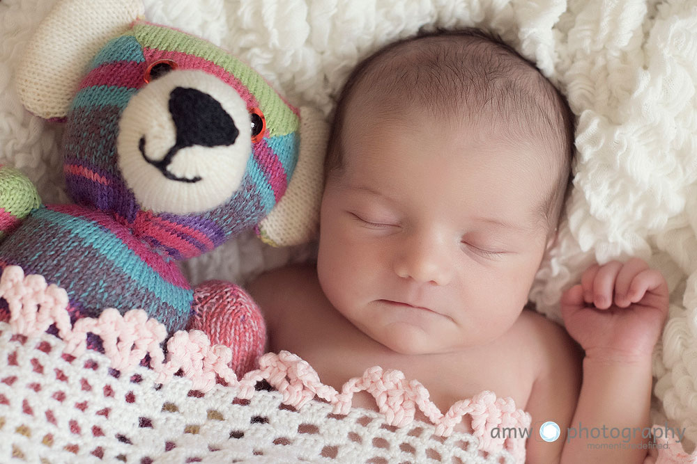 Baby mit kuscheltier neugeborenenfotografie hanau frankfurt hebamme finden babybilder babyfotografin nidderau