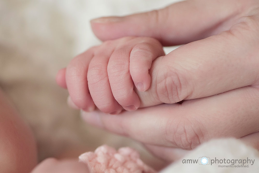 babyhand mit mama neugeborenenfotografie hanau frankfurt hebamme finden babybilder babyfotografin nidderau