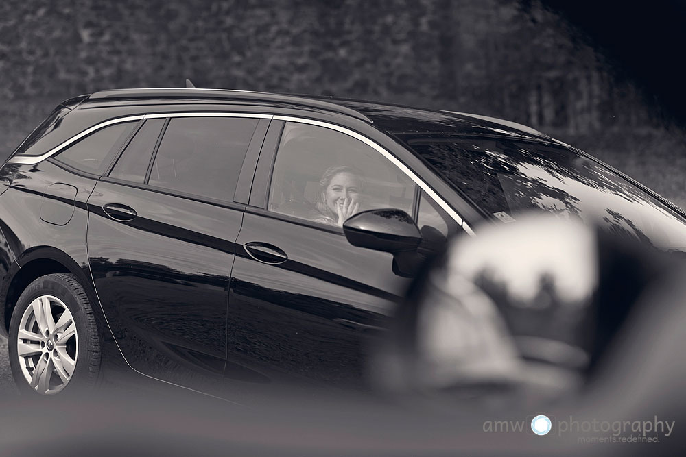 glückliche braut im auto hochzeitsauto heiraten in frankfurt hochzeitsfotografin bilder hochzeit fotografieren nidderau hanau taunus hessen