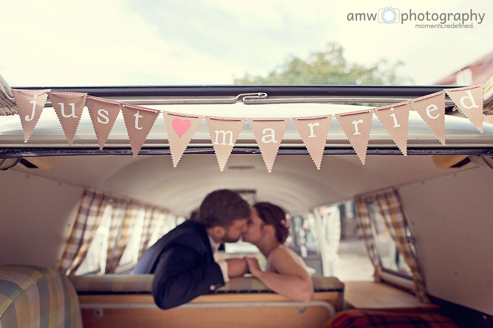 brautpaar im VW Bulli hochzeitsauto heiraten in frankfurt hochzeitsfotografin bilder hochzeit fotografieren nidderau hanau taunus hessen