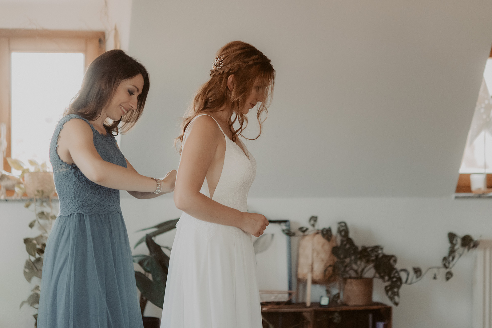 getting ready braut trauzeugin standesamt freie trauung hochzeitsbilder heiraten in frankfurt hessen hochzeitslocation darmstadt taunus engagementbilder fotografin nidderau bilder in der wetterau im main kinzig kreis