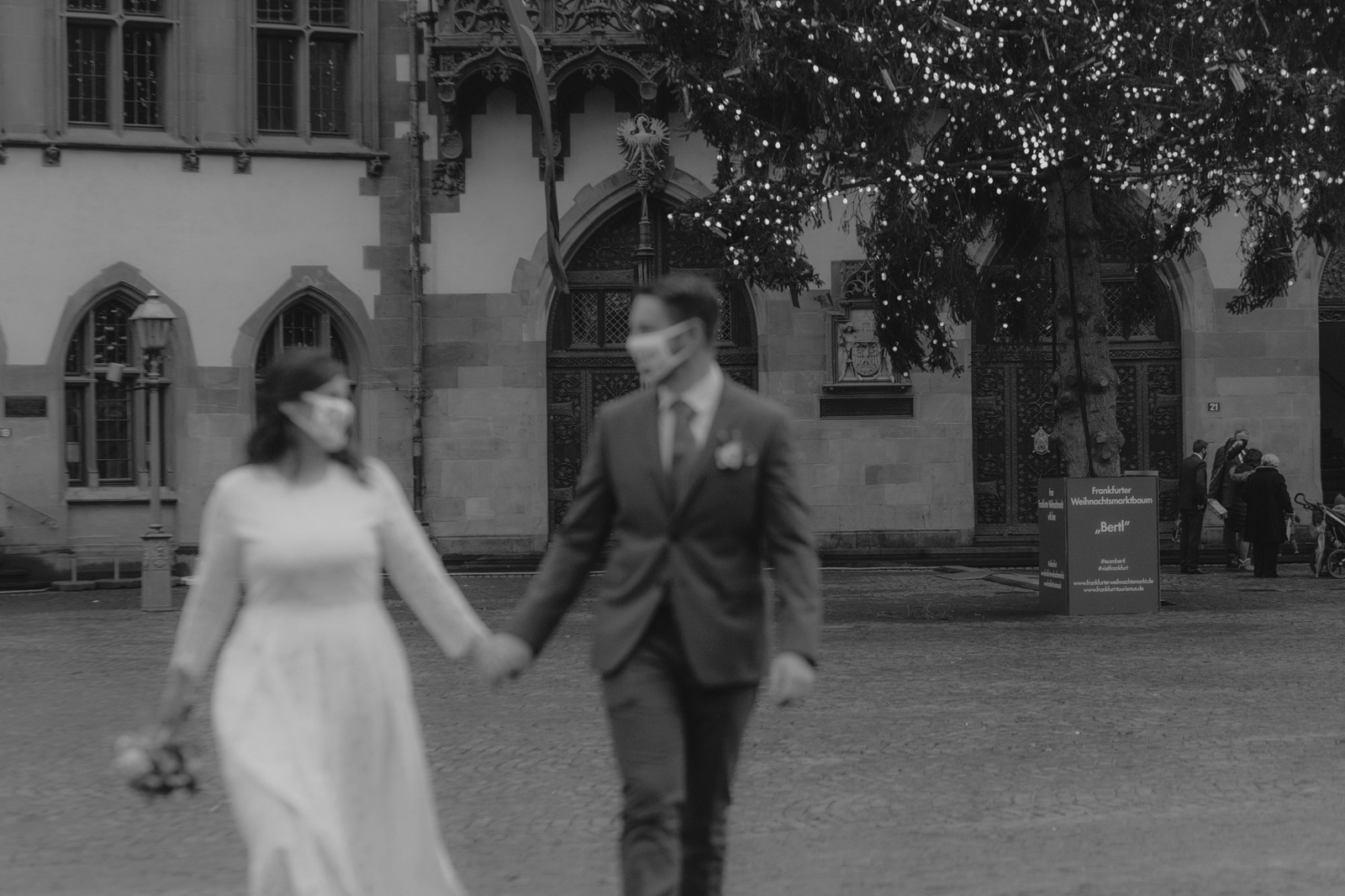 brautpaar corona coronahochzeit masken römer weihnachtsbaum standesamt freie trauung hochzeitsbilder heiraten in frankfurt hessen hochzeitslocation darmstadt taunus engagementbilder fotografin nidderau bilder in der wetterau im main kinzig kreis