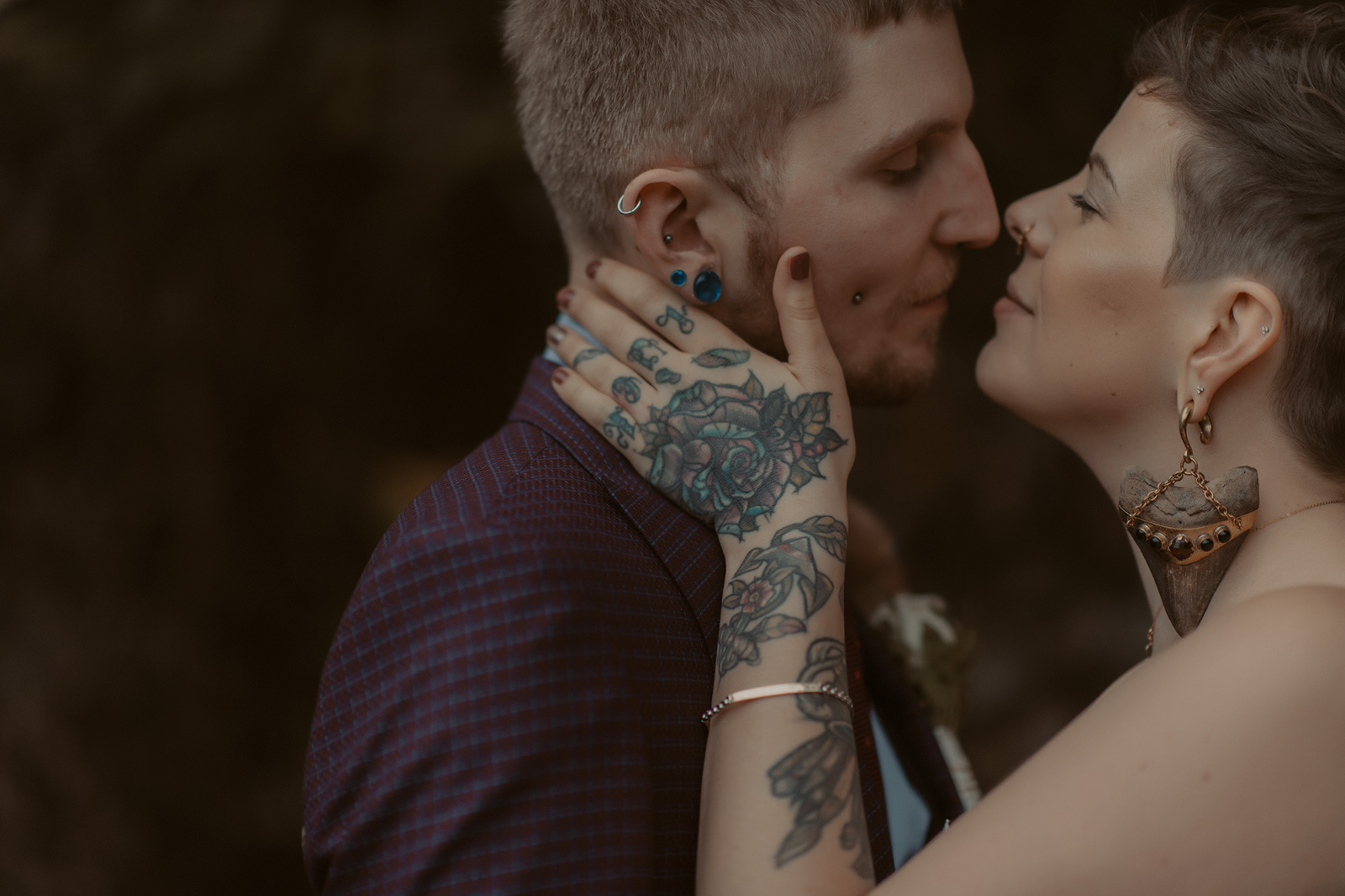brautpaar tattoos standesamt freie trauung hochzeitsbilder heiraten in frankfurt hessen hochzeitslocation darmstadt taunus engagementbilder fotografin nidderau bilder in der wetterau im main kinzig kreis