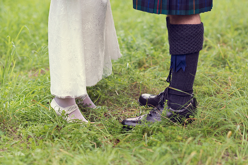 team Brautpaar Tipps für Verliebte von einer hochzeitsfotografin in frankfurt am main hessen nidderau fotograf hanau bruchköbel bunte socken zum hochzeitsanzug mit turnschuhen