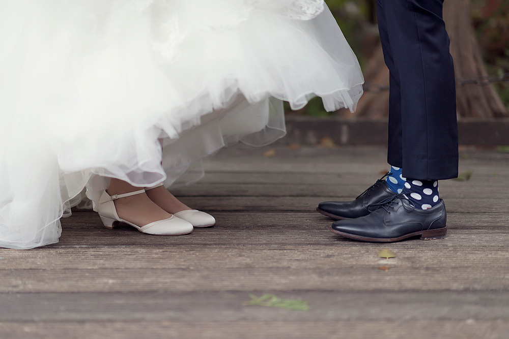 team Brautpaar Tipps für Verliebte von einer hochzeitsfotografin in frankfurt am main hessen nidderau fotograf hanau bruchköbel bunte socken zum hochzeitsanzug mit turnschuhen