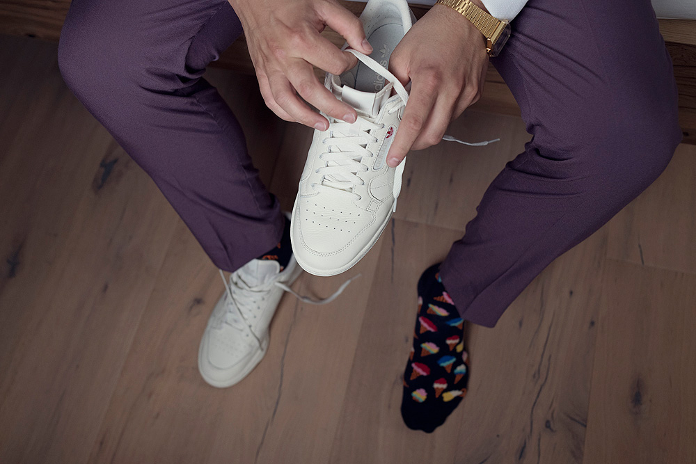 team Brautpaar Tipps für Verliebte von einer hochzeitsfotografin in frankfurt am main hessen nidderau fotograf hanau bruchköbel bunte socken zum hochzeitsanzug mit turnschuhen