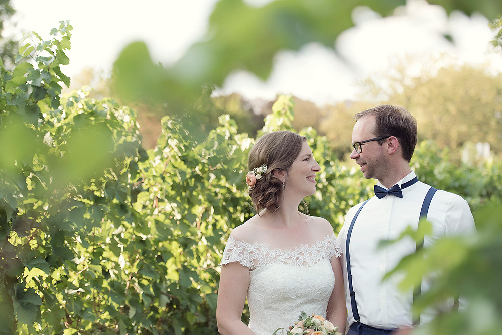 team Brautpaar Tipps für Verliebte von einer hochzeitsfotografin in frankfurt am main hessen nidderau fotograf hanau bruchköbel bunte socken zum hochzeitsanzug mit turnschuhen