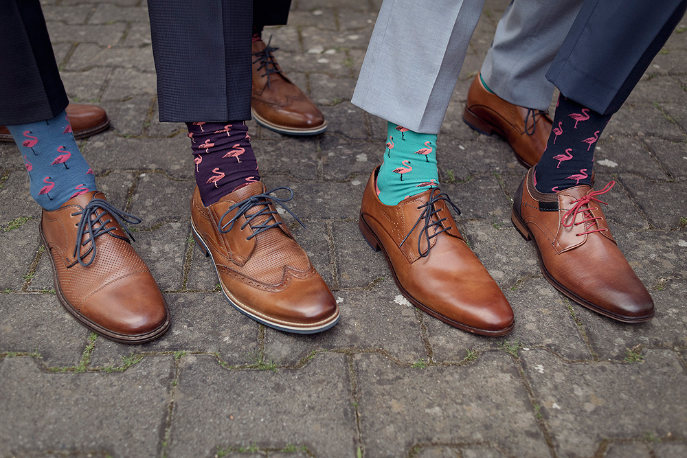 team Brautpaar Tipps für Verliebte von einer hochzeitsfotografin in frankfurt am main hessen nidderau fotograf hanau bruchköbel bunte socken zum hochzeitsanzug mit turnschuhen flamingo socken