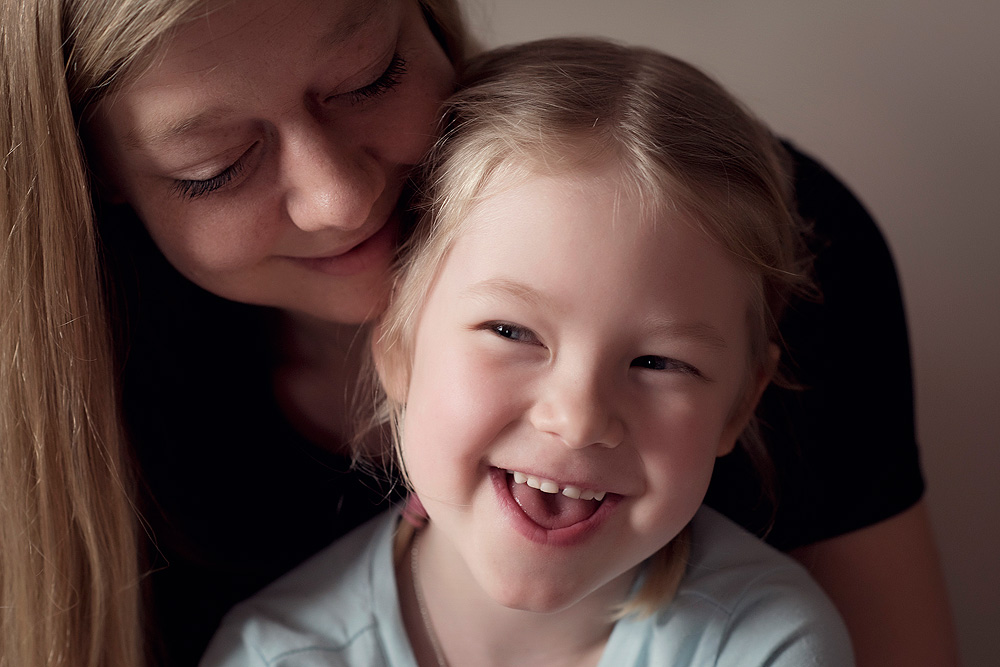 kinderfotografin in frankfurt fotoshooting macht spaß tiere beim fotografieren kind und katze