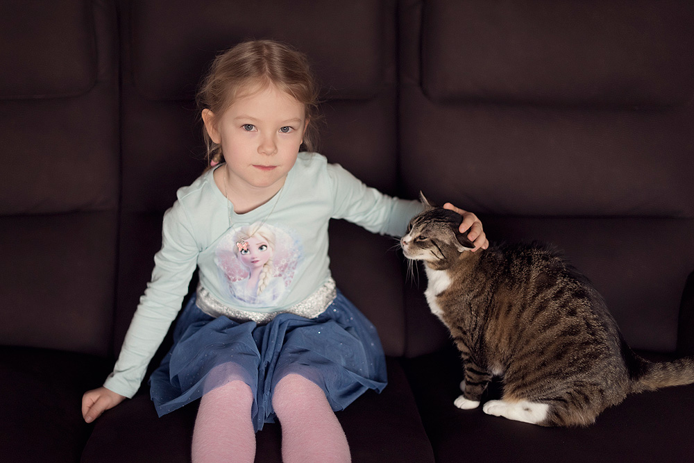 kinderfotografin in frankfurt fotoshooting macht spaß tiere beim fotografieren kind und katze