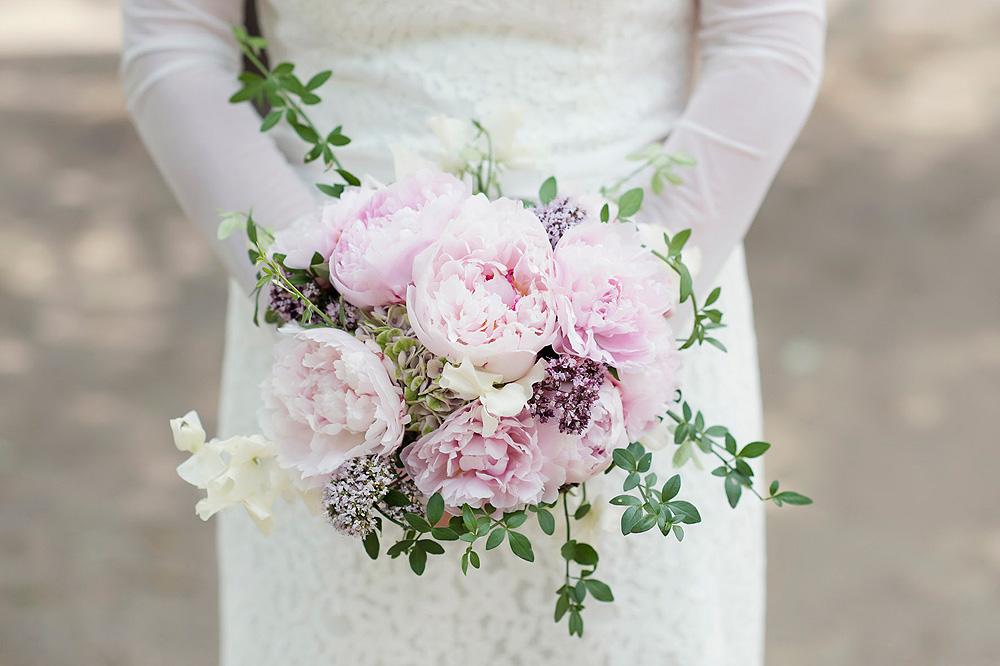 hochzeit fotografieren brautstrauss blumen für die braut fotografin hessen frankfurt hanau bilder nidderau hochzeitslocation schloß philippsruhe