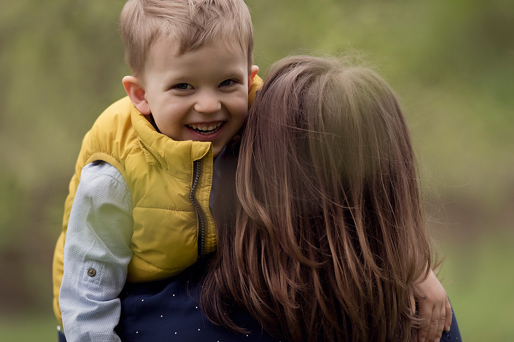 kinderfotos nidderau und bruchköbel kinder fotografieren in frankfurt am main familienbilder im frühling mit apfelbaumblüten familienfotografin 