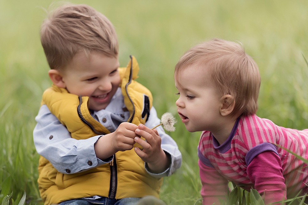 kinderfotos nidderau und bruchköbel kinder fotografieren in frankfurt am main familienbilder im frühling mit apfelbaumblüten familienfotografin 