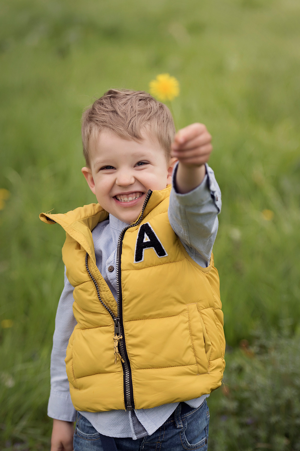 kinderfotos nidderau und bruchköbel kinder fotografieren in frankfurt am main familienbilder im frühling mit apfelbaumblüten familienfotografin 