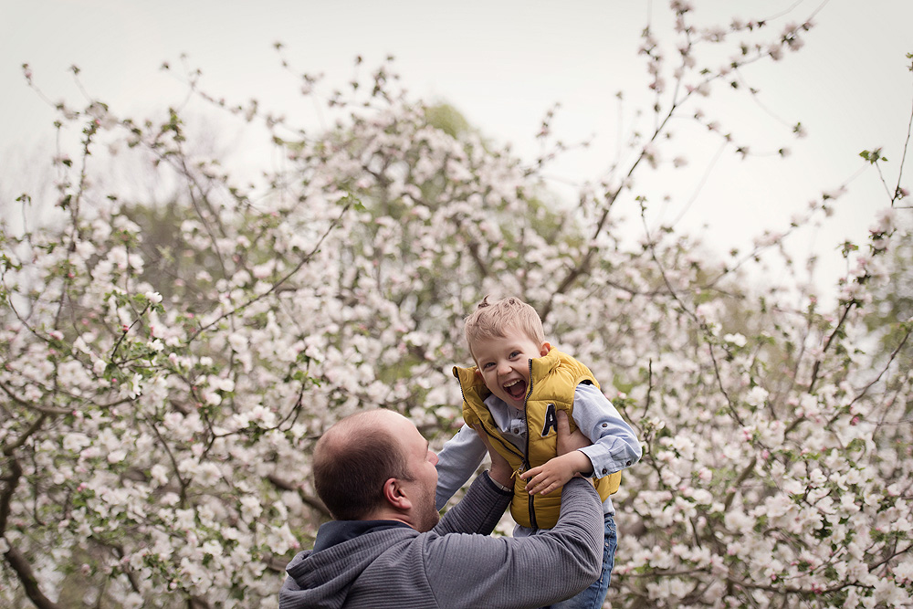 kinderfotos nidderau und bruchköbel kinder fotografieren in frankfurt am main familienbilder im frühling mit apfelbaumblüten familienfotografin 