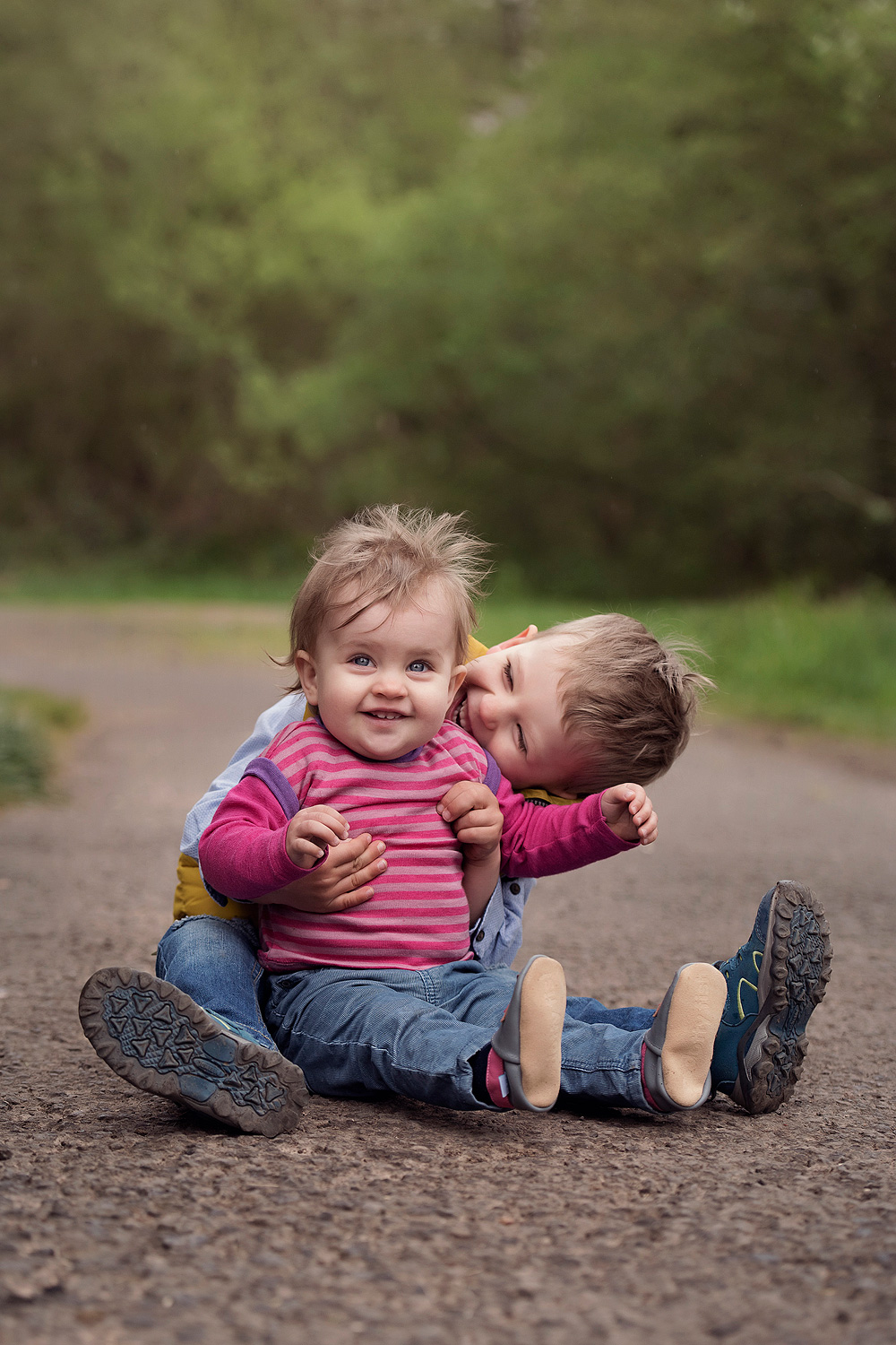 kinderfotos nidderau und bruchköbel kinder fotografieren in frankfurt am main familienbilder im frühling mit apfelbaumblüten familienfotografin 