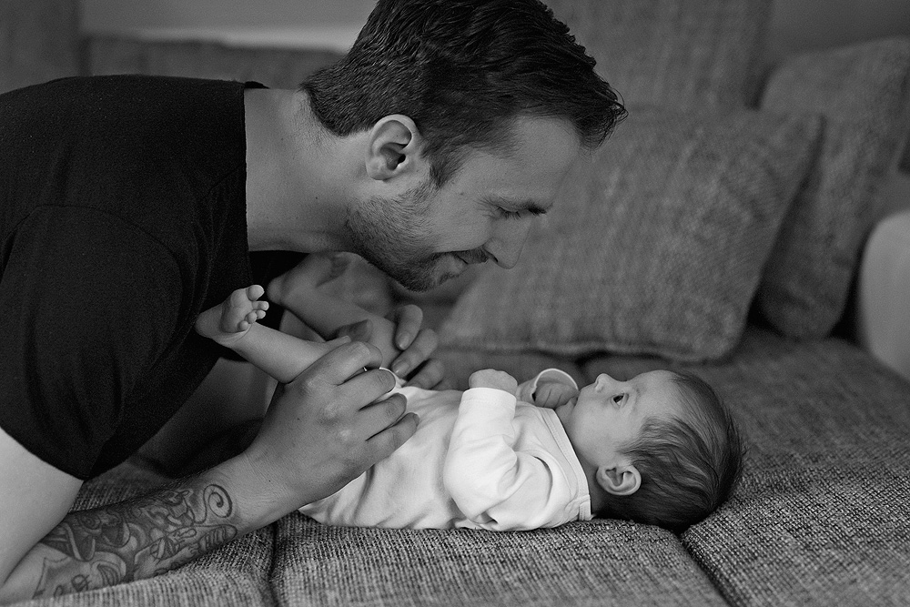 babybilder babyfotograf frankfurt fotografin hanau babyfotos taunus neugeborenenbilder fotos vom säugling papa mit tattoo