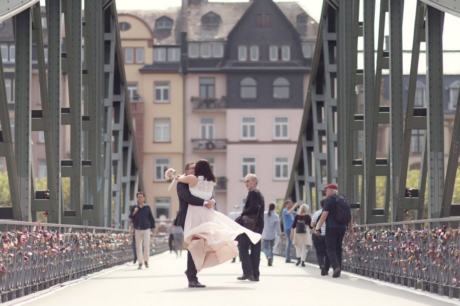 brautpaarbilder am eisernen steg heiraten in frankfurt am main standesamt römer