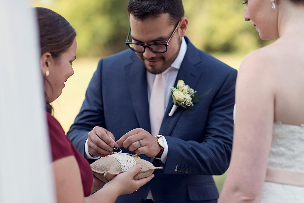 heiraten in hessen ringkissen eheringe alternativen hochzeitslocation obermühle langenselbold freie trauung karen schleppy ringtausch brautpaar