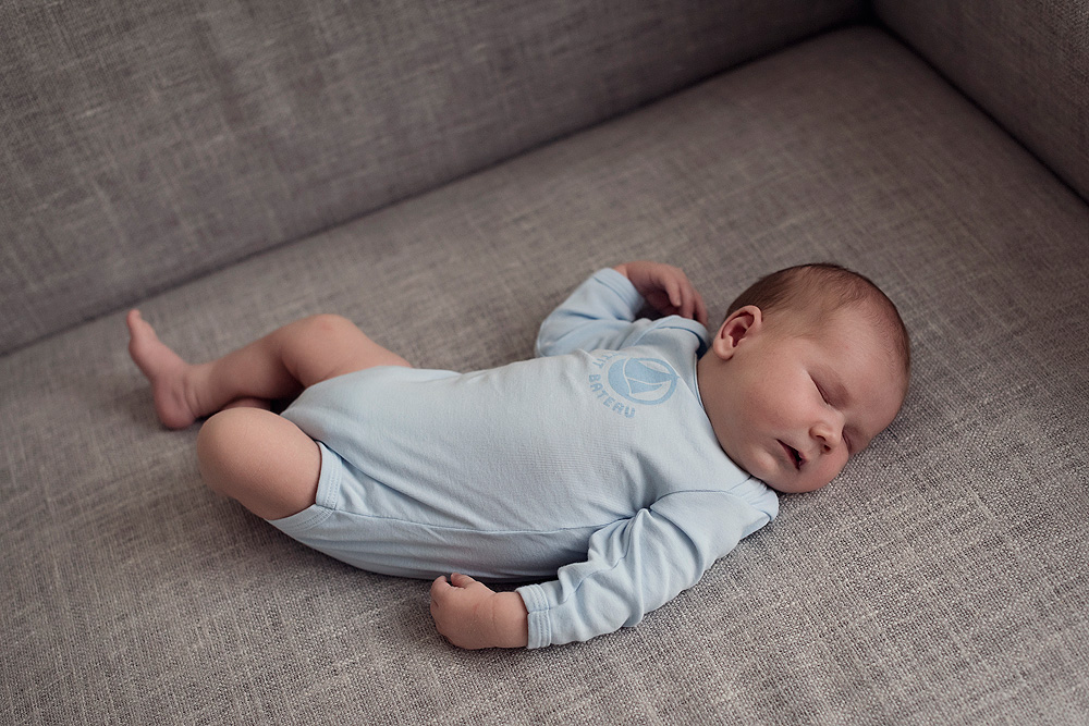 baby auch couch babybilder babyfotograf kinderfotograf frankfurt nidderau bruchköbel fotografin neuberg schlichte und natürliche Familienfotografie