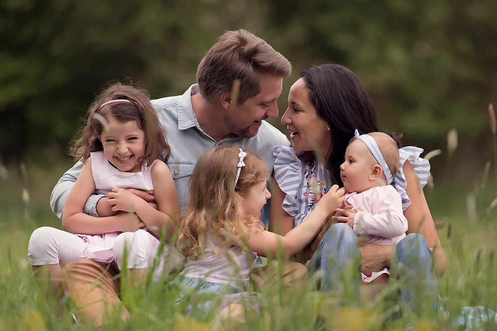 geschwisterbilder kinderfotograf familienfotografin nidderau familienbilder windecken wiese spaß