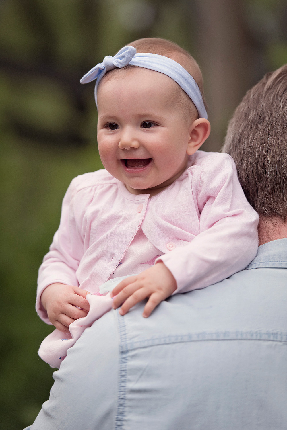 geschwisterbilder kinderfotograf familienfotografin nidderau familienbilder windecken wiese spaß