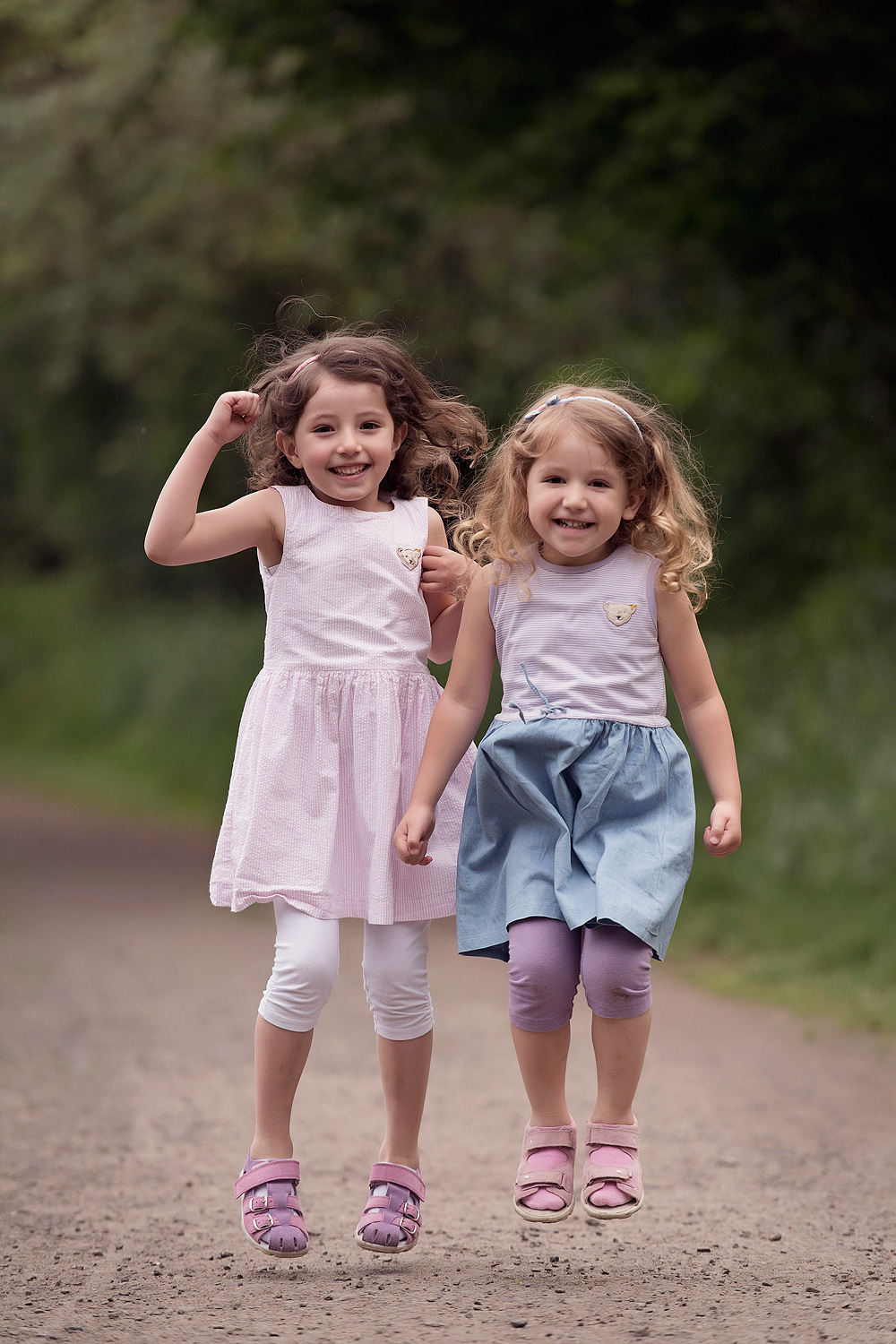 geschwisterbilder kinderfotograf familienfotografin nidderau familienbilder windecken wiese spaß