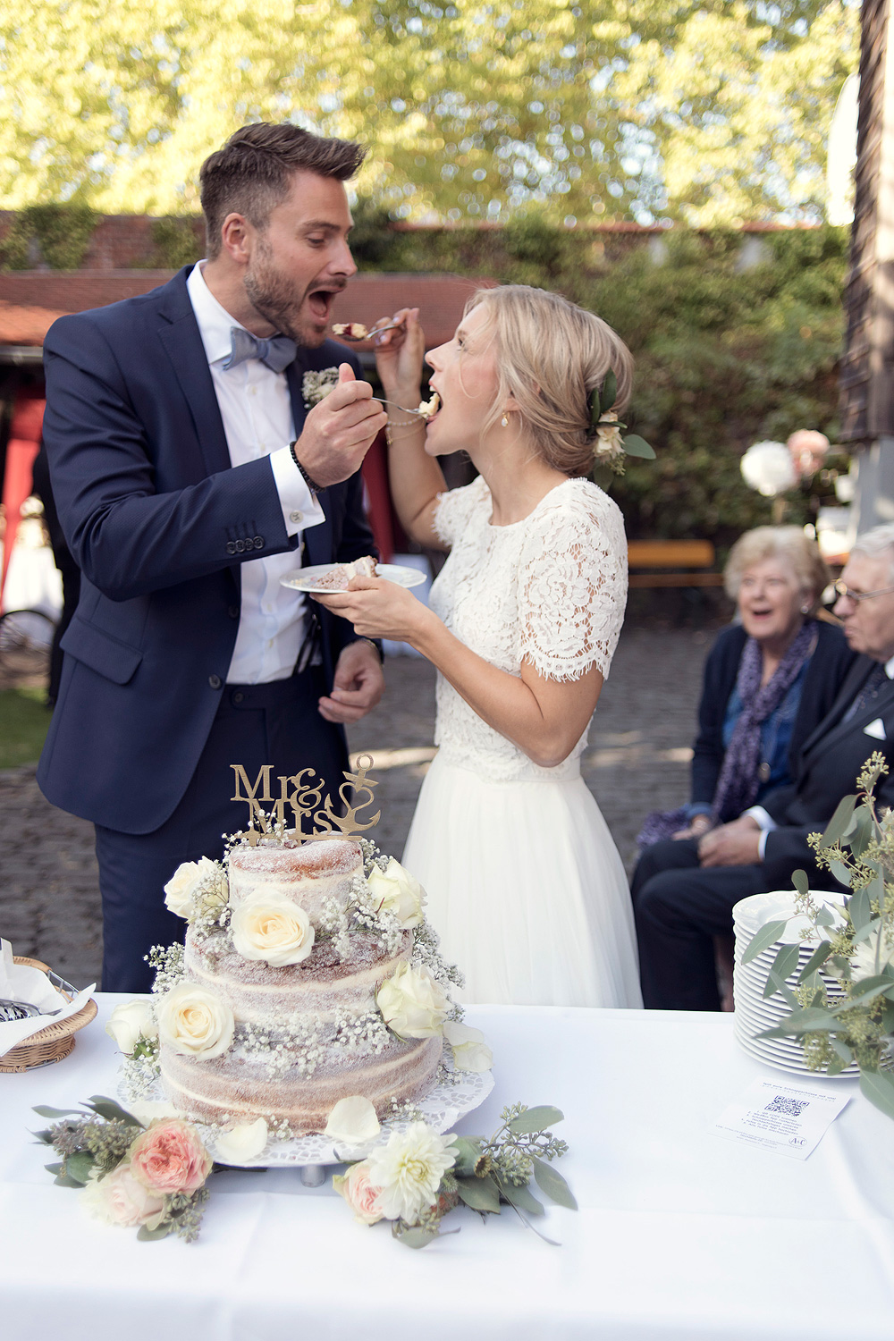 hochzeitstorte anschneiden brauch hochzeitsfotograf frankfurt heiraten freie trauung standesamt hochzeitslocation