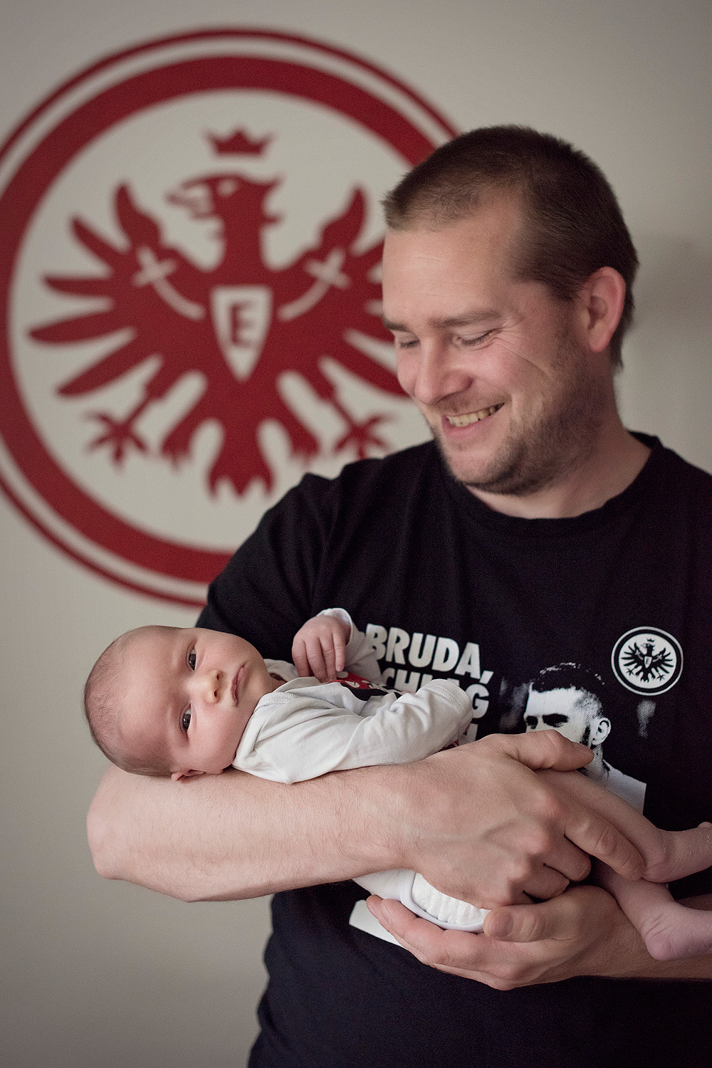 eintracht frankfurt papa mit baby neugeborenes bilder frankfurt am main miniadler babybilder nidderau