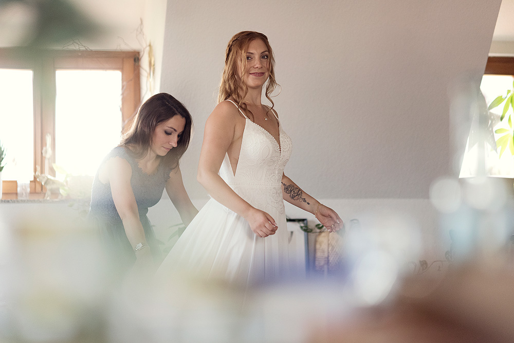 styling braut getting reday heiraten in hanau wilhelmsbader hof hochzeitslocation frankfurt brautpaarbilder