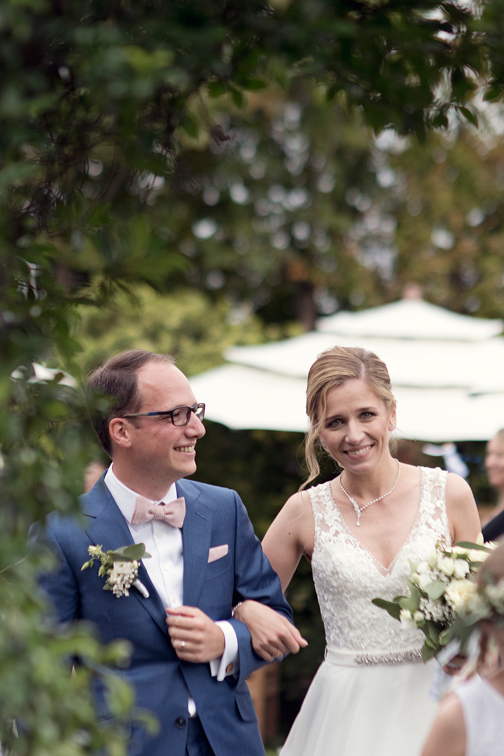 auszug brautpaar heiraten in frankfurt hochzeitslocation glashaus karben freie trauung standesamt brautpaar hochzeitsdeko 