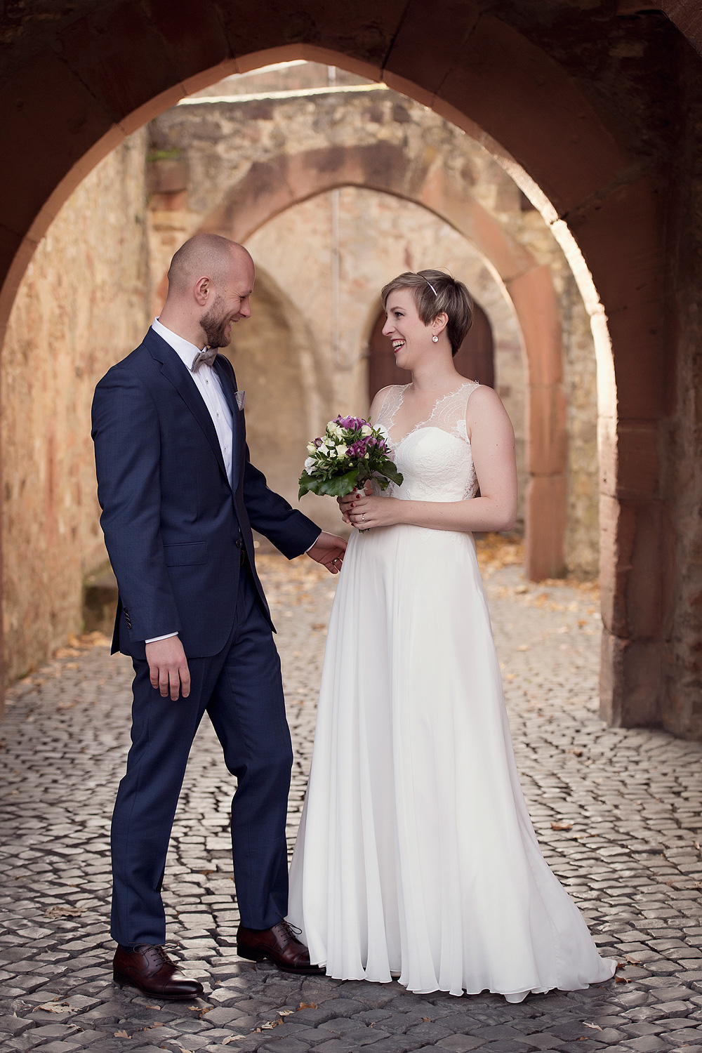 erster blick hochzeitsfotograf frankfurt brautpaar wiesbaden heiraten in hessen standesamt freie trauung coronahochzeit kleine feier