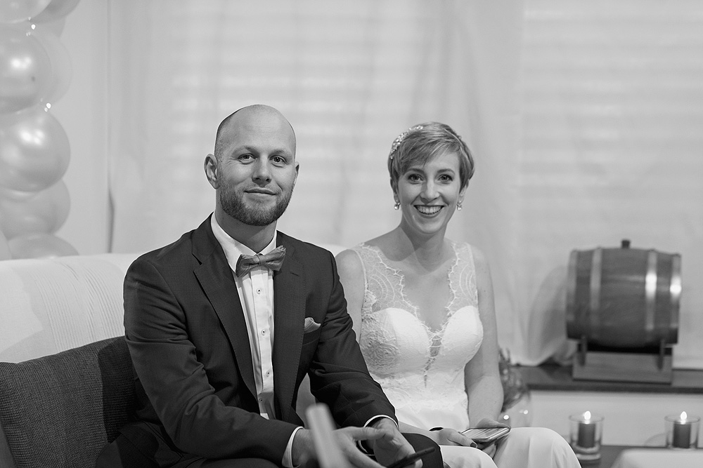 wohnzimmer brautpaar traurednerin nadine stauch hochzeitsfotograf frankfurt brautpaar wiesbaden heiraten in hessen standesamt freie trauung coronahochzeit kleine feier