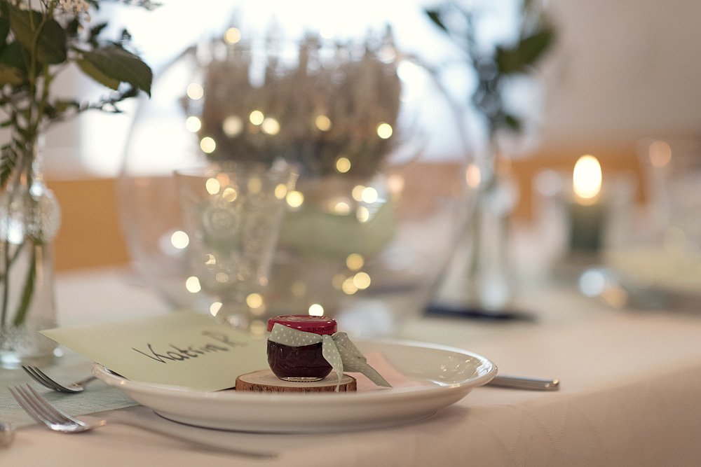 wohnzimmer brautpaar traurednerin nadine stauch hochzeitsfotograf frankfurt brautpaar wiesbaden heiraten in hessen standesamt freie trauung coronahochzeit kleine feier