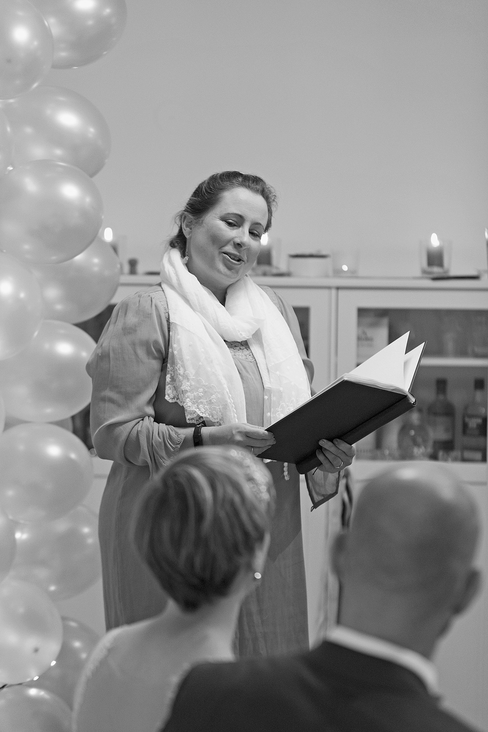 wohnzimmer brautpaar traurednerin nadine stauch hochzeitsfotograf frankfurt brautpaar wiesbaden heiraten in hessen standesamt freie trauung coronahochzeit kleine feier