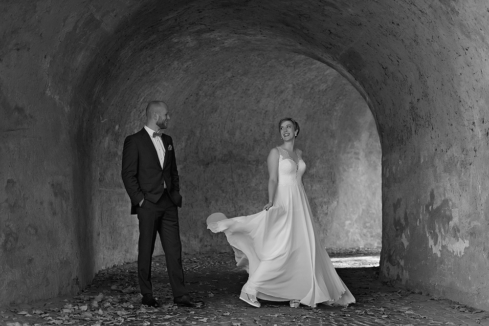 wohnzimmer brautpaar traurednerin nadine stauch hochzeitsfotograf frankfurt brautpaar wiesbaden heiraten in hessen standesamt freie trauung coronahochzeit kleine feier brautkleid tanzen hochzeitstanz festungskeller rüsselsheim