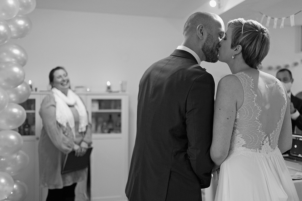 wohnzimmer brautpaar traurednerin nadine stauch hochzeitsfotograf frankfurt brautpaar wiesbaden heiraten in hessen standesamt freie trauung coronahochzeit kleine feier kuss hochzeitskuss