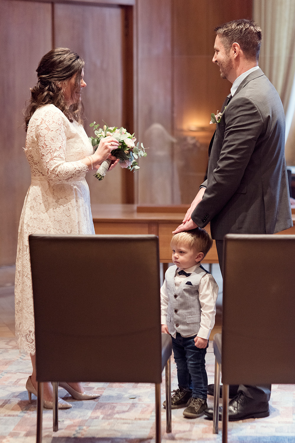 hochzeit römer frankfurt hessen hochzeitsfotografin nidderau standesamt freie trauung corona coronahochzeit brautpaar mit maske heiraten 