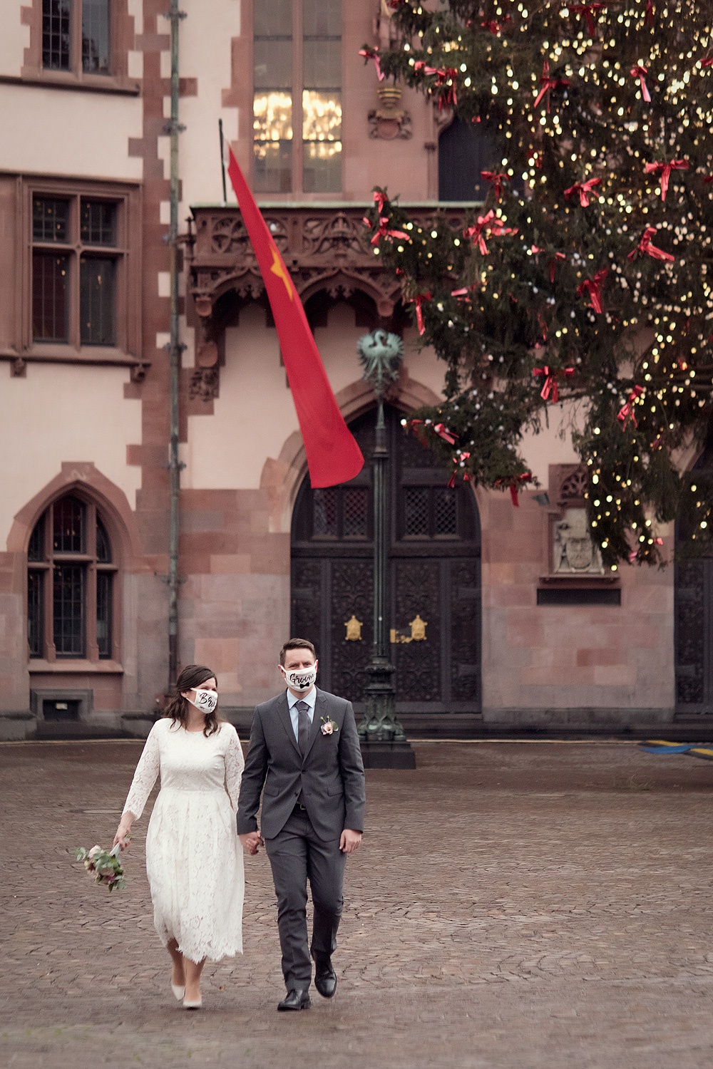 weihnachtsbaum bertl hochzeit römer frankfurt hessen hochzeitsfotografin nidderau standesamt freie trauung corona coronahochzeit brautpaar mit maske heiraten 