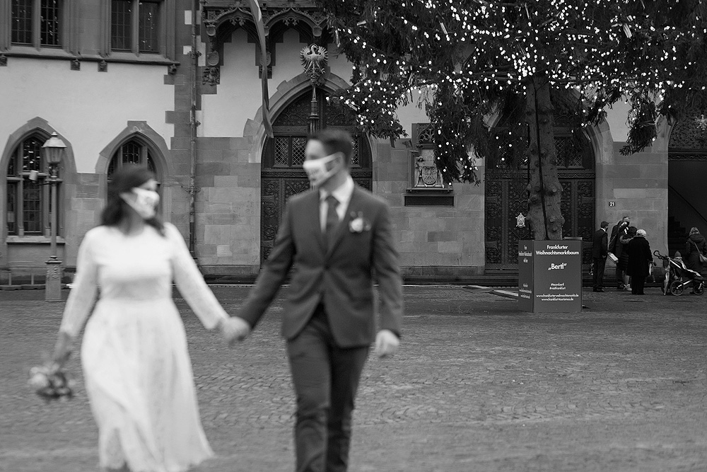 weihnachtsbaum bertl hochzeit römer frankfurt hessen hochzeitsfotografin nidderau standesamt freie trauung corona coronahochzeit brautpaar mit maske heiraten 